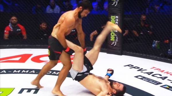 Российский боец MMA лежа на ринге отправил соперника в нокаут