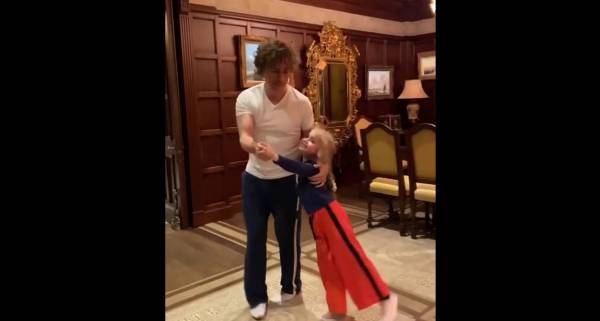 Максим Галкин опубликовал видео, где танцует танго с 7-летней дочерью