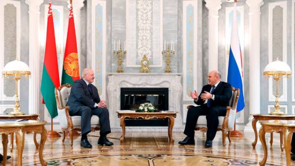 Лукашенко заявил о развертывании половины армии вдоль границ