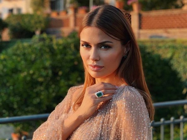 Телеведущая Виктория Боня устроила эротическую домашнюю фотосессию с розами