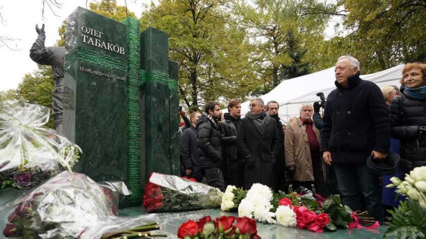 На Новодевичьем кладбище открыли достойный надгробный памятник Олегу Табакову