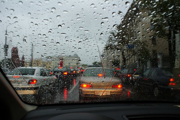 В ГИБДД объяснили, о чём водителям нельзя забывать в дождливую погоду