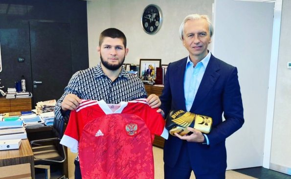 Боец Нурмагомедов похвастался футболкой сборной РФ, которую ему подарил глава РФС Дюков