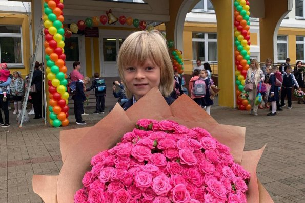 Фигурист Евгений Плющенко отвел своего 8-летнего сына Сашу во второй класс
