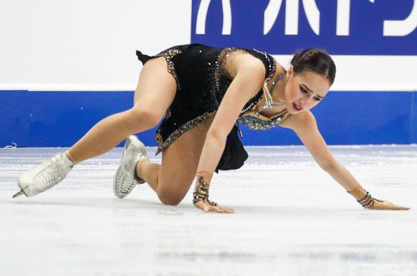 Олимпийская чемпионка Алина Загитова упала во время исполнения тройного флипа