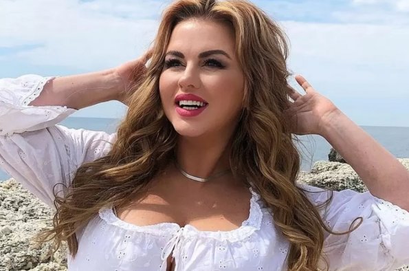 Певица Анна Семенович засветила роскошный бюст во время танца на яхте