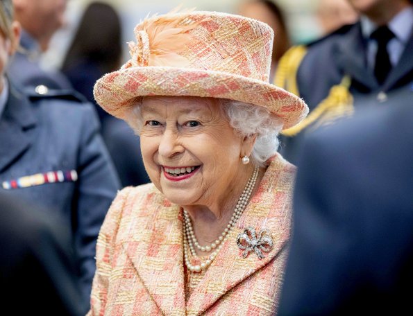 Королева Великобритании Елизавета II стала прабабушкой в 12-й раз