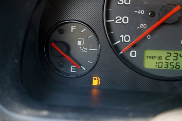 Автолюбителям в РФ объяснили, какая манера вождения автомобиля поможет сэкономить бензин