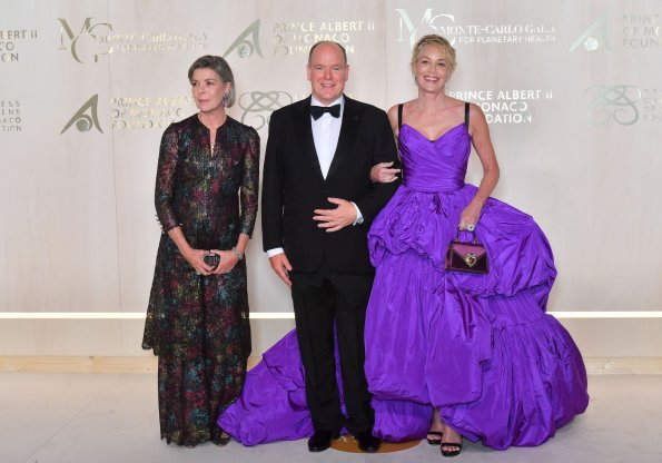 Актриса Шэрон Стоун в необычном платье-одеялке очаровала князя Монако Альбера II