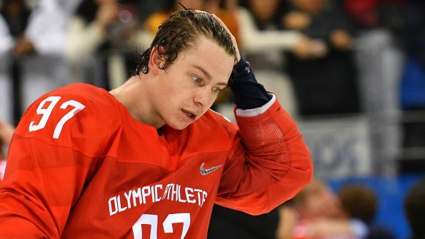 Канадские болельщики гонят хоккеиста Никиту Гусева обратно в Россию