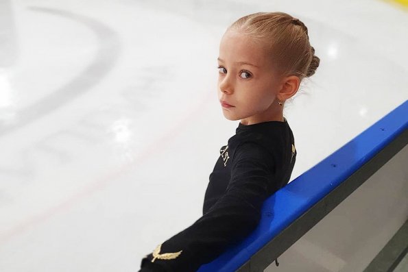 9-летняя фигуристка Арина Парсегова исполнила тройной аксель на полу