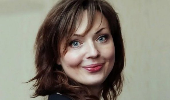 Ведущий Борис Корчевников показал актрису, голос который используется при озвучке виртуального помощника «Алиса»
